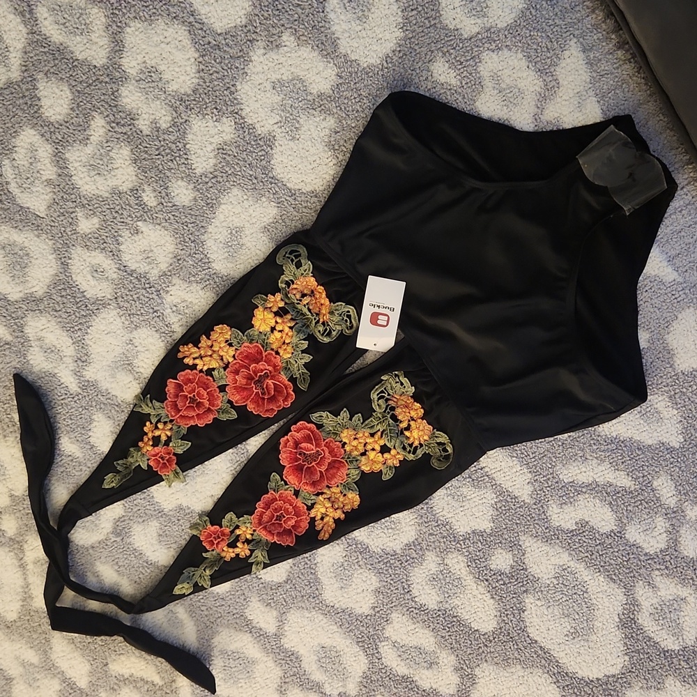 NWT Southbeach backless swimsuit with embroidered flowers. Size Medium.